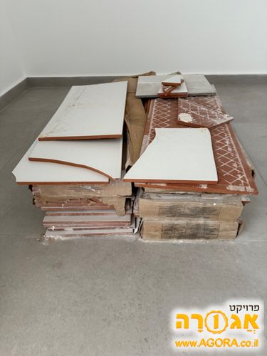 חיפוי קיר לבן לאמבטיה