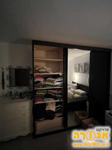 ארון עץ מלא