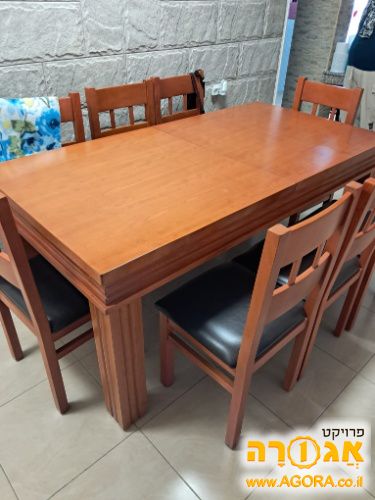 שולחן ושישה כסאות
