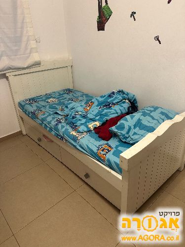 מיטת יחיד עם מיטת חבר ללא מזרנים