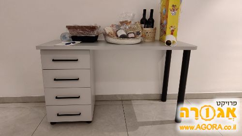 שידה עם מגירות