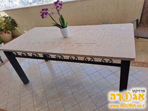 שולחן שיש עם בסיס ברזל