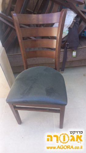 כסאות וארון נעליים