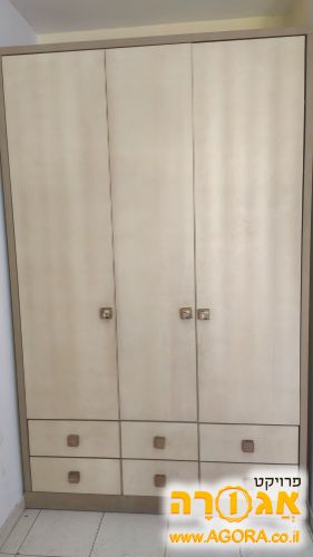 ארון קיר 3 דלתות מעץ מלא ברוחב 140 ס"מ