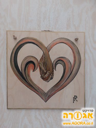 תמונה על משטח עץ