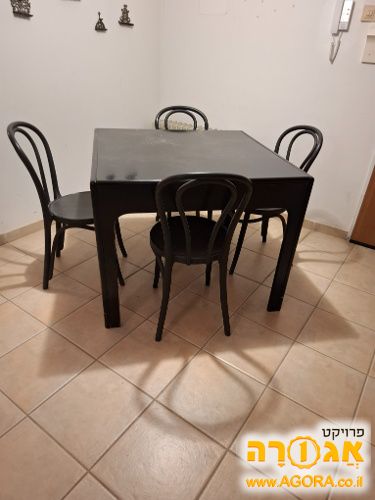 פינת אוכל עם 4 כסאות