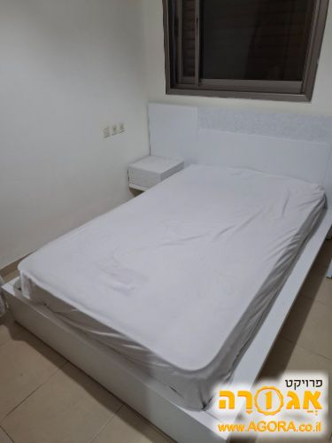 מיטה וחצי לבן