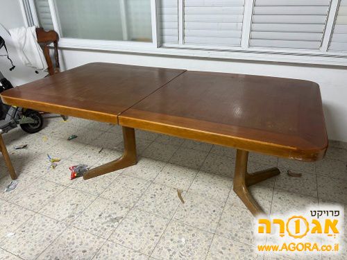 שולחן וכסאות