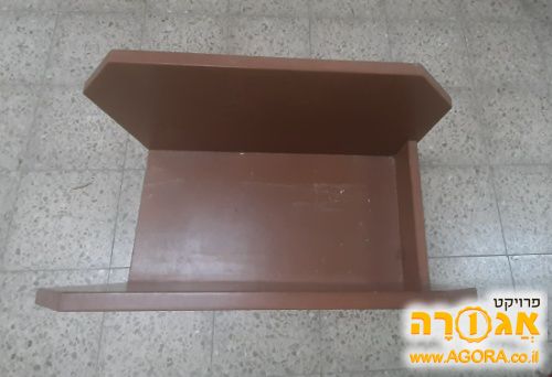 שידה קטנה על גלגלים