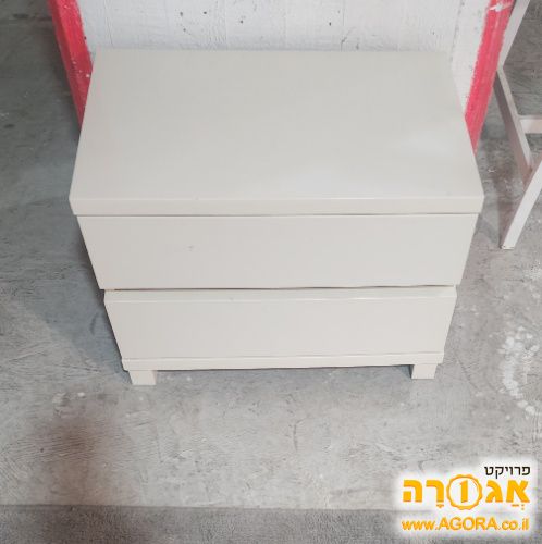 שידה לבנה