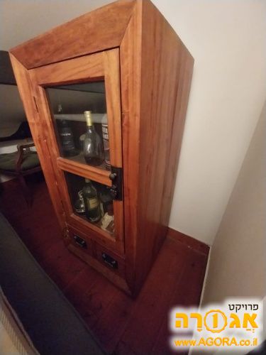 ארון משקאות יפהפה מעץ מלא