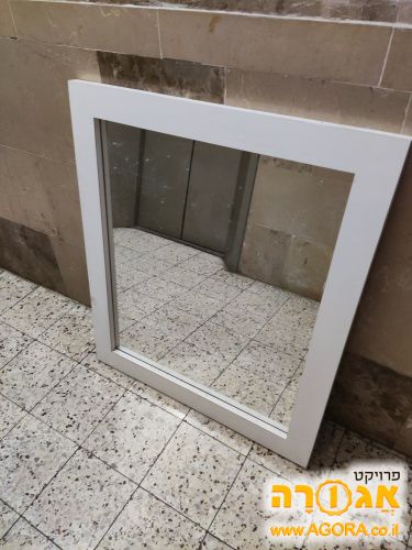 מראה עם מסגרת לבנה רחבה