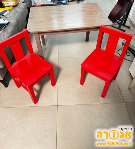 שולחן לילדים וכסאות
