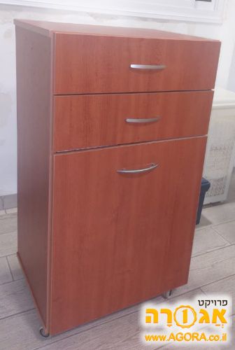 ארונית קומודה על גלגלים