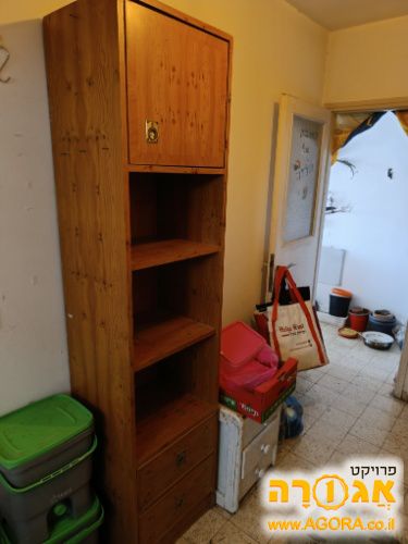 כוננית מעץ