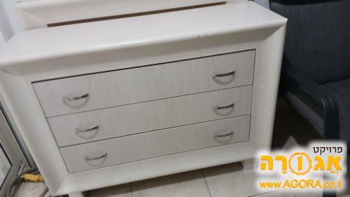 שידה ומראה