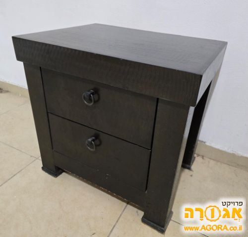 שידה ליד המיטה