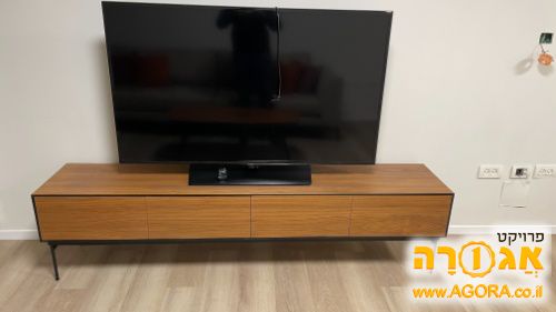 מזנון מודרני לסלון ולטלוויזיה, עץ אגוז