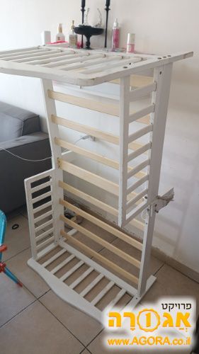 מיטת מעבר לבנה