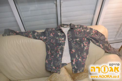 חולצה לנשים אפורה עם פרחים ורודים