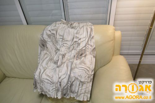 חצאית לבנה עם תדפיס בצבעי שחור ואפור