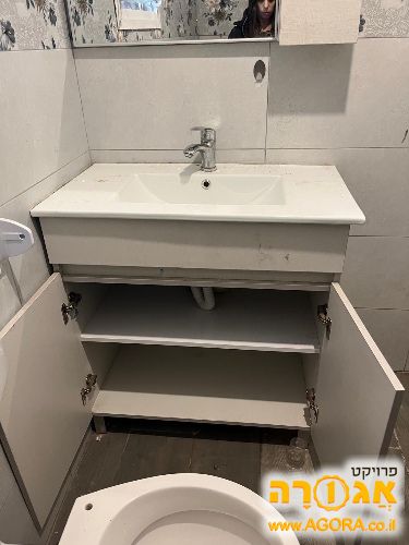 ארון אמבטיה כולל כיור