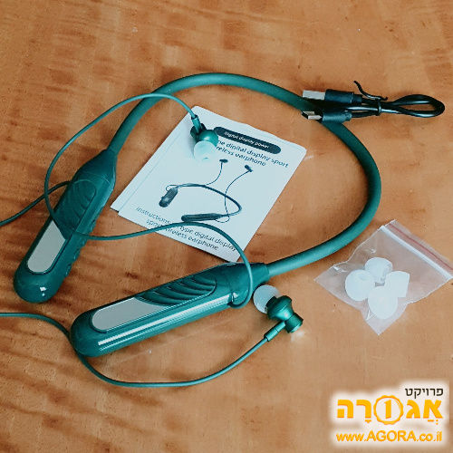 אוזניות אלחוטיות נתלות על הצוואר
