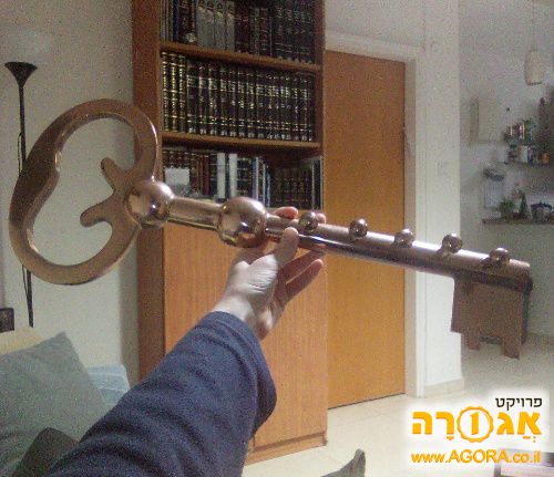 מתלה מעוצב בצורת מפתח