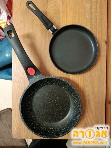 שתי מחבתות קטנות