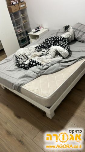 מיטה זוגית עם מזרן