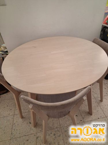שולחן עגול ושלושה כיסאות