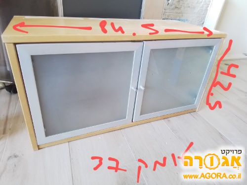 ארון מעל מכתביה