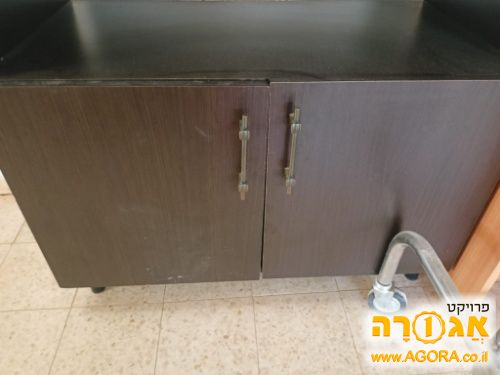 מזנון בצבע חום