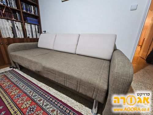 ספה נפתחת לשתי מיטות, עם ארגז מצעים