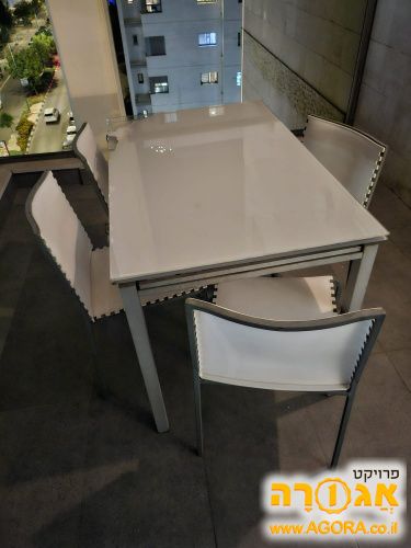 שולחן וכיסאות
