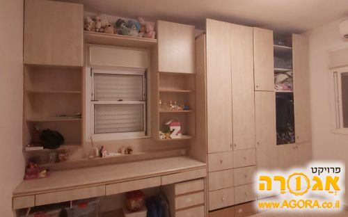חדר ילדים - ארון, שולחן, מדפים
