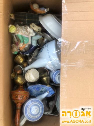 קרטון מלא כלי בית וחפצי נוי