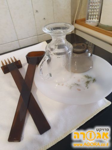 כפות לסלט ,שתי כוסות זכוכית ,צלחת