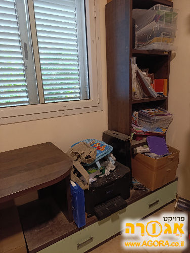 שולחן כתיבה וכוננית