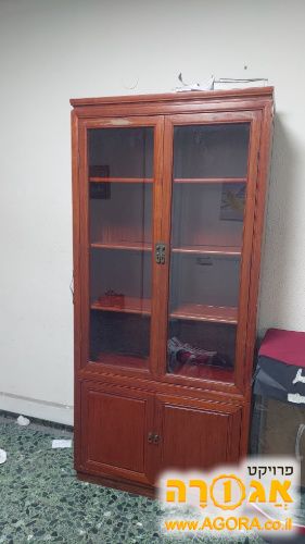 ספרייה עם ויטרינה