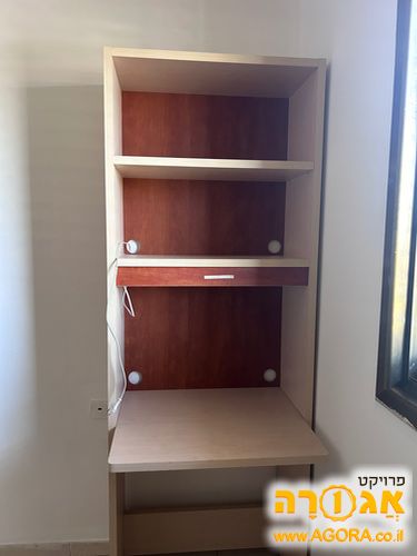 שולחן כתיבה עם כוננית
