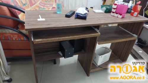 שולחן מחשב עם מגרות נשלפות