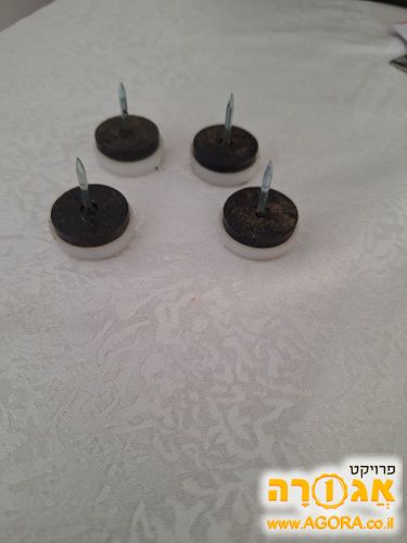 מסמרים לתחתית כיסא או שולחן