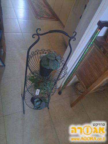 מתקן ירקות עם עציצים מלאכותיים