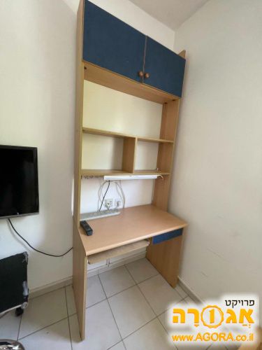 שולחן מחשב + מדפים