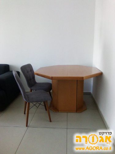 שולחן אוכל וכסאות
