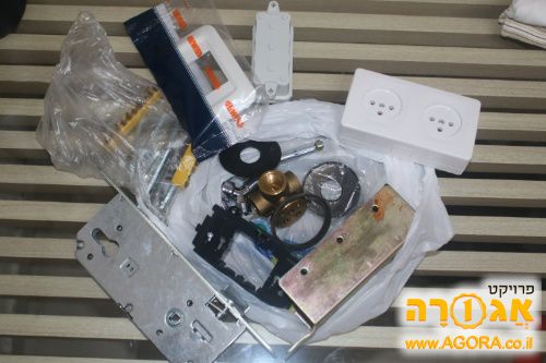 שקית של ציוד חשמל ותיקונים חדש ומשומש