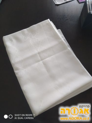 מפה לבנה לשולחן