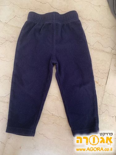 נעלי תינוק ומכנסיים