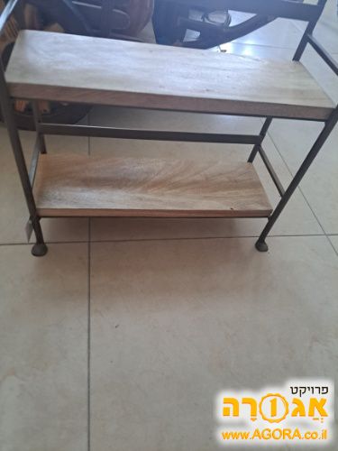 מתקן עם שני מדפים קטן